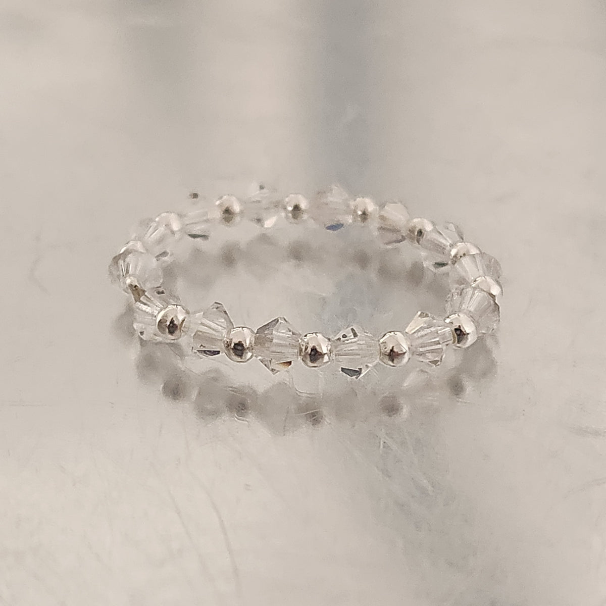 Anillo Sin Fin Biconos Piedras Swarovski 3mm y Plata 925
